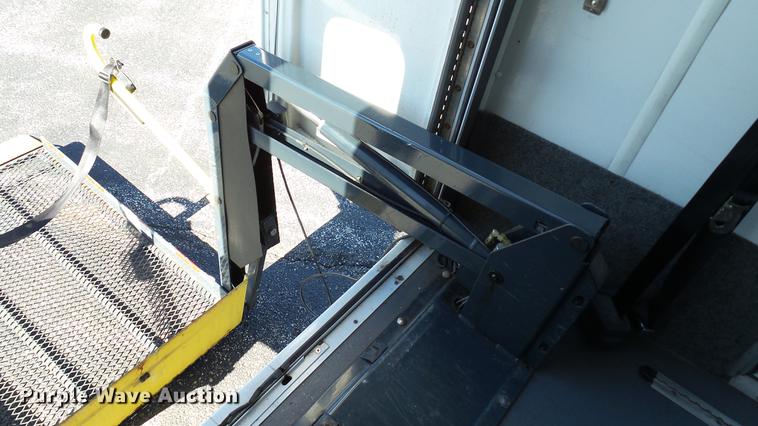 image for item DC1004 2007 Ford E350 Super Duty shuttle bus