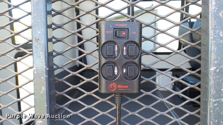 image for item DC1004 2007 Ford E350 Super Duty shuttle bus