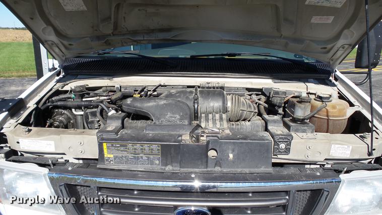 image for item DC1004 2007 Ford E350 Super Duty shuttle bus