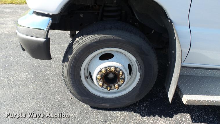 image for item DC1004 2007 Ford E350 Super Duty shuttle bus