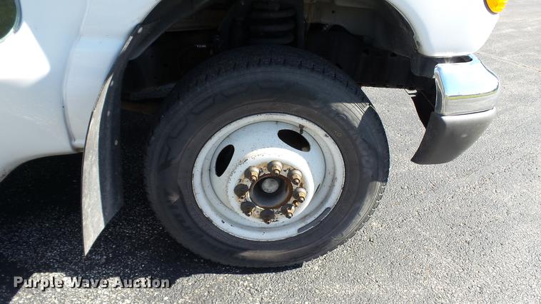 image for item DC1004 2007 Ford E350 Super Duty shuttle bus