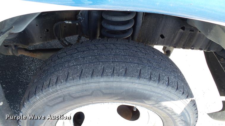 image for item DC1004 2007 Ford E350 Super Duty shuttle bus