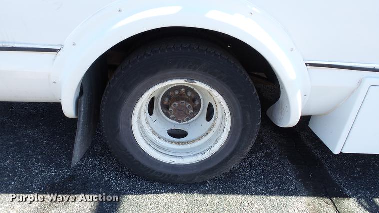 image for item DC1004 2007 Ford E350 Super Duty shuttle bus