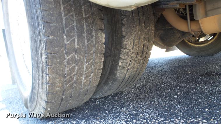 image for item DC1004 2007 Ford E350 Super Duty shuttle bus