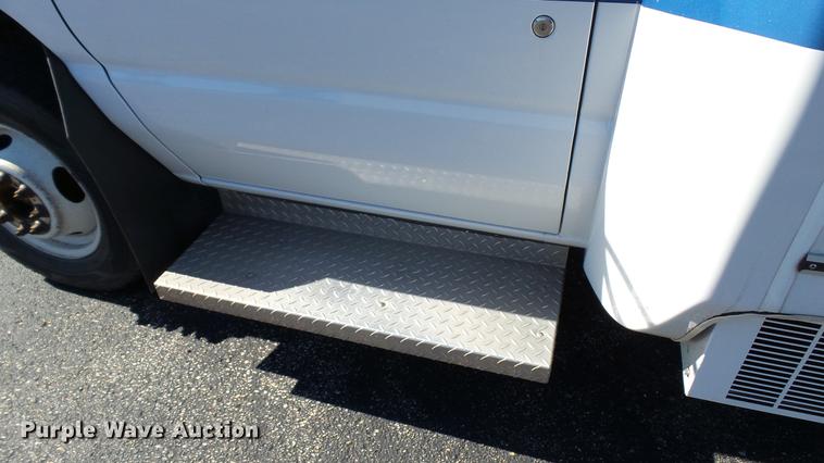 image for item DC1004 2007 Ford E350 Super Duty shuttle bus