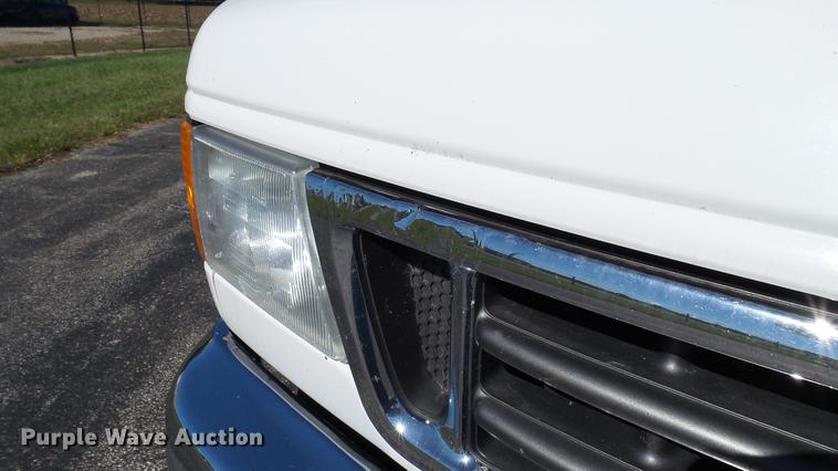 image for item DC1004 2007 Ford E350 Super Duty shuttle bus