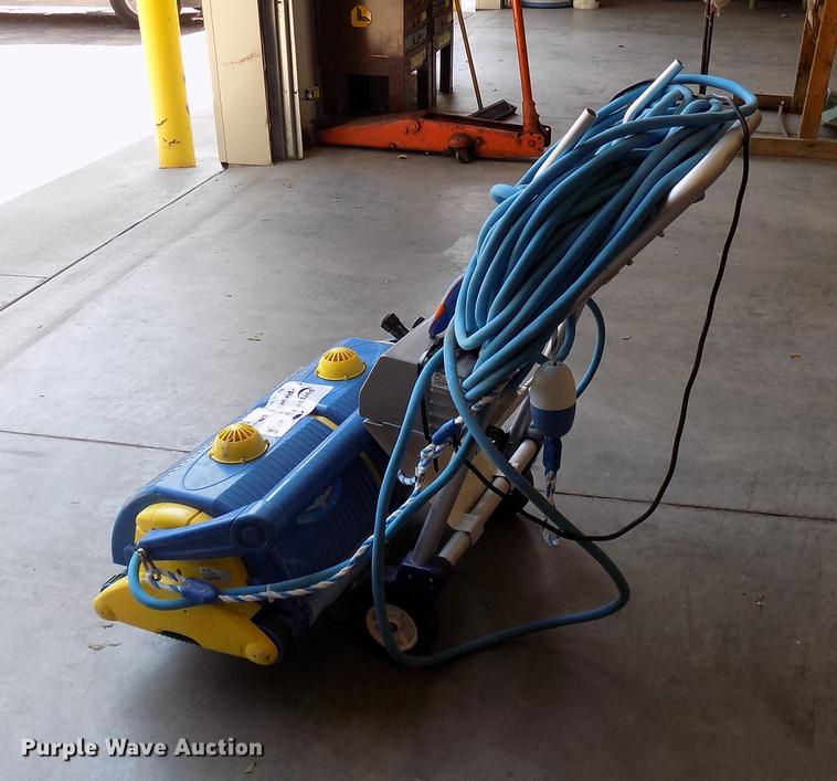 image for item DC4885 Gemini pool vacuum