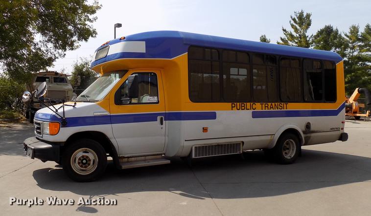 image for item DC4915 2006 Ford E450 Super Duty shuttle bus