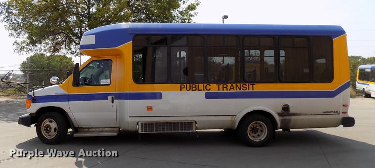 image for item DC4915 2006 Ford E450 Super Duty shuttle bus