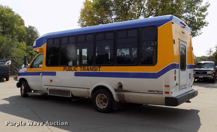 image for item DC4915 2006 Ford E450 Super Duty shuttle bus