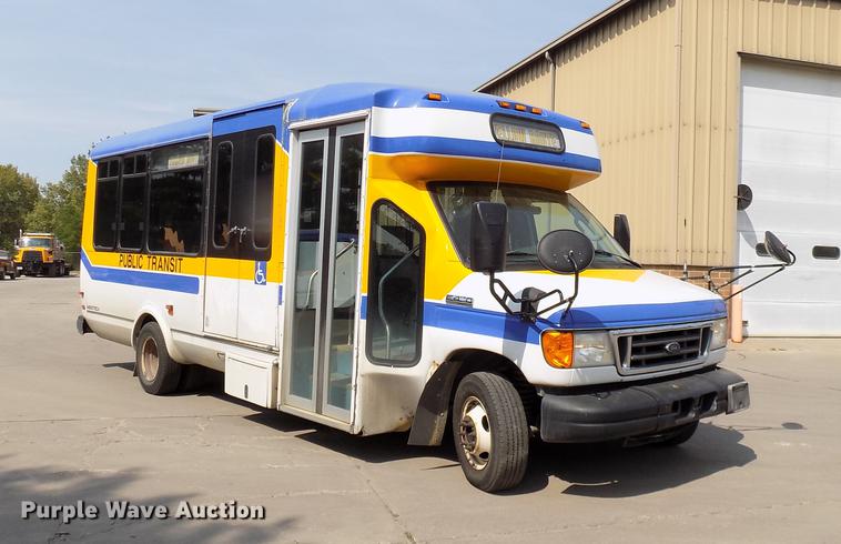 image for item DC4915 2006 Ford E450 Super Duty shuttle bus
