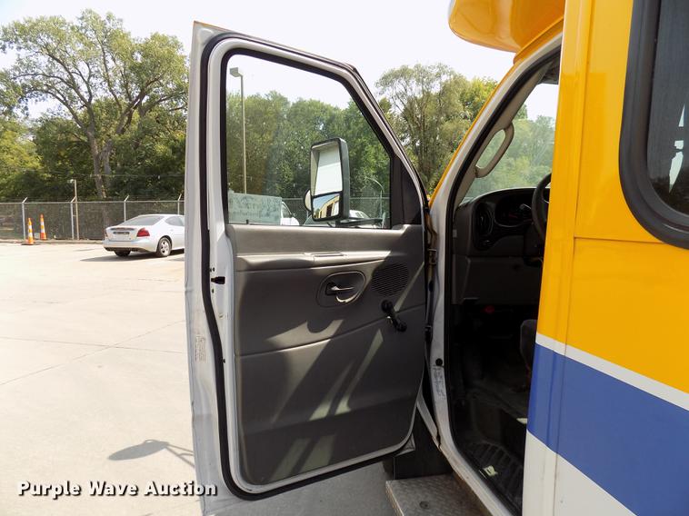 image for item DC4915 2006 Ford E450 Super Duty shuttle bus