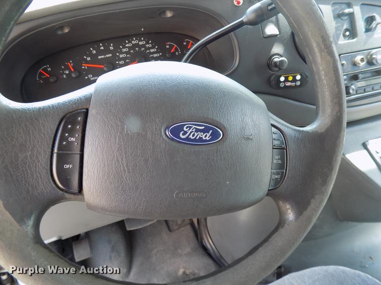 image for item DC4915 2006 Ford E450 Super Duty shuttle bus