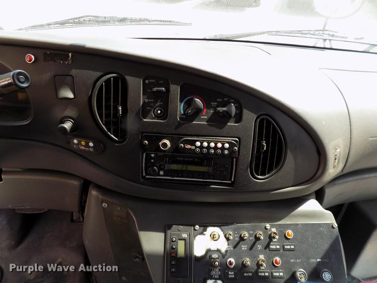 image for item DC4915 2006 Ford E450 Super Duty shuttle bus