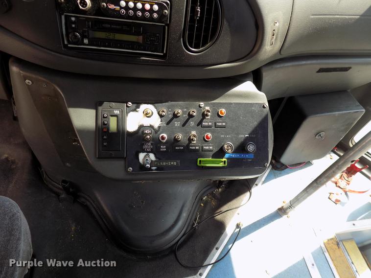 image for item DC4915 2006 Ford E450 Super Duty shuttle bus