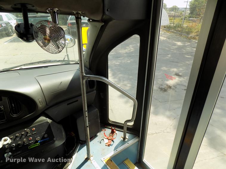 image for item DC4915 2006 Ford E450 Super Duty shuttle bus