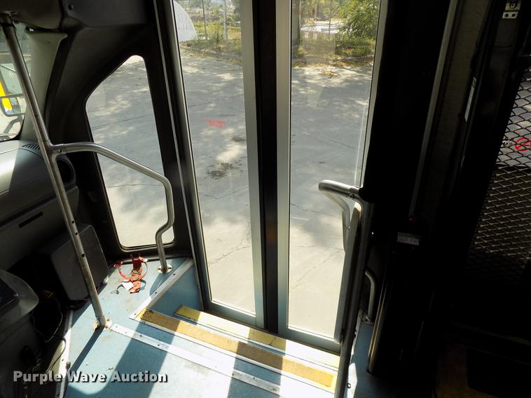 image for item DC4915 2006 Ford E450 Super Duty shuttle bus