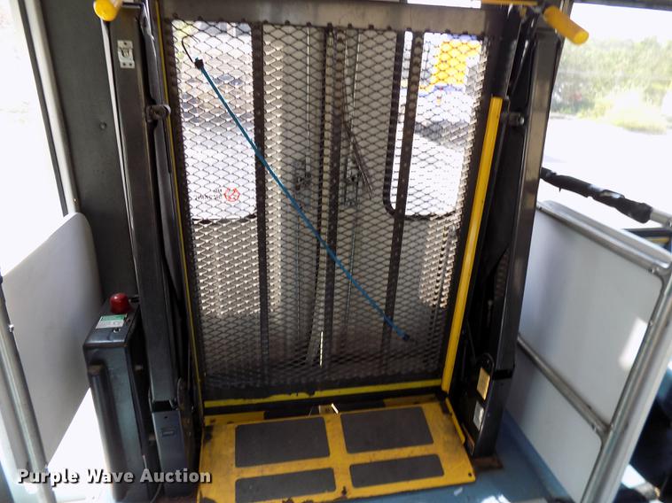 image for item DC4915 2006 Ford E450 Super Duty shuttle bus