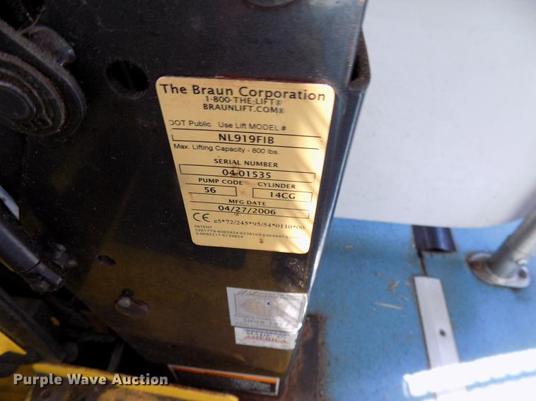 image for item DC4915 2006 Ford E450 Super Duty shuttle bus