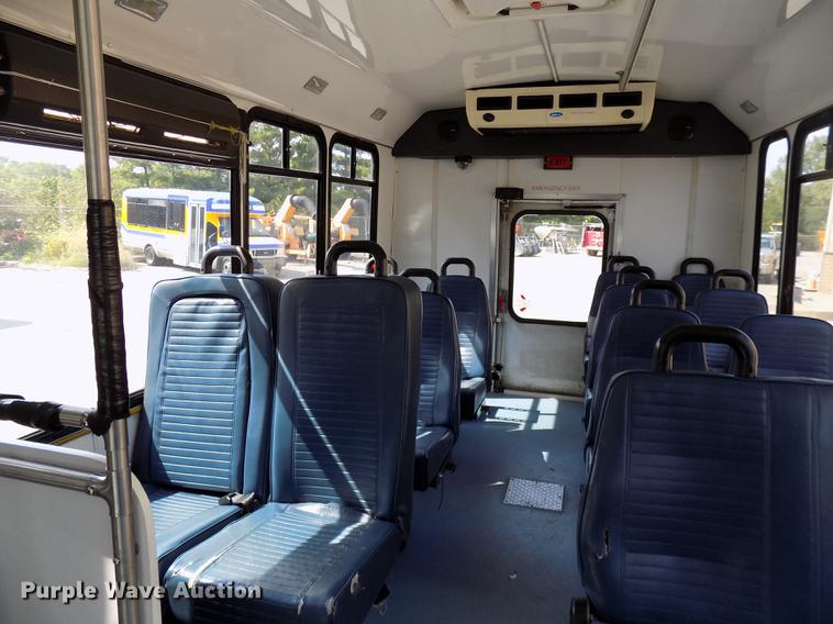 image for item DC4915 2006 Ford E450 Super Duty shuttle bus