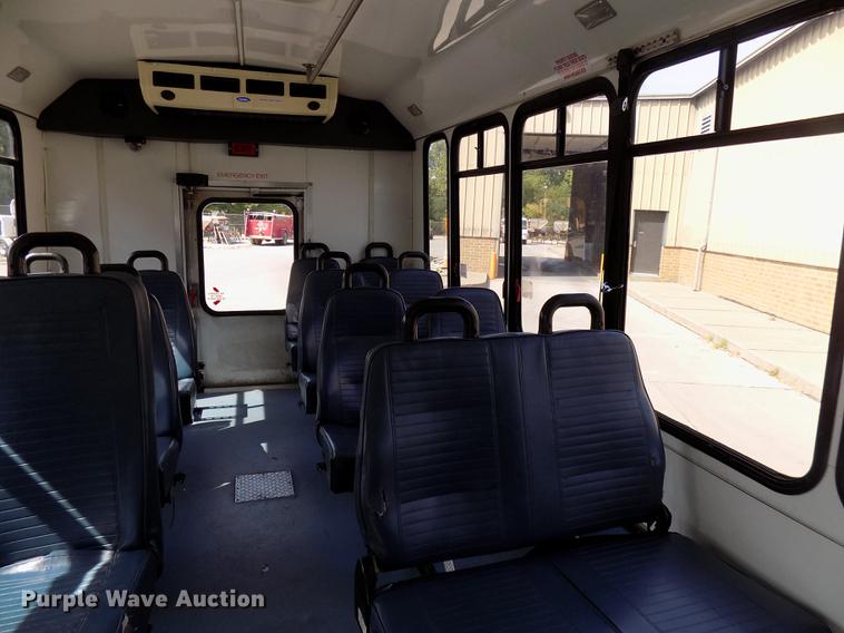 image for item DC4915 2006 Ford E450 Super Duty shuttle bus