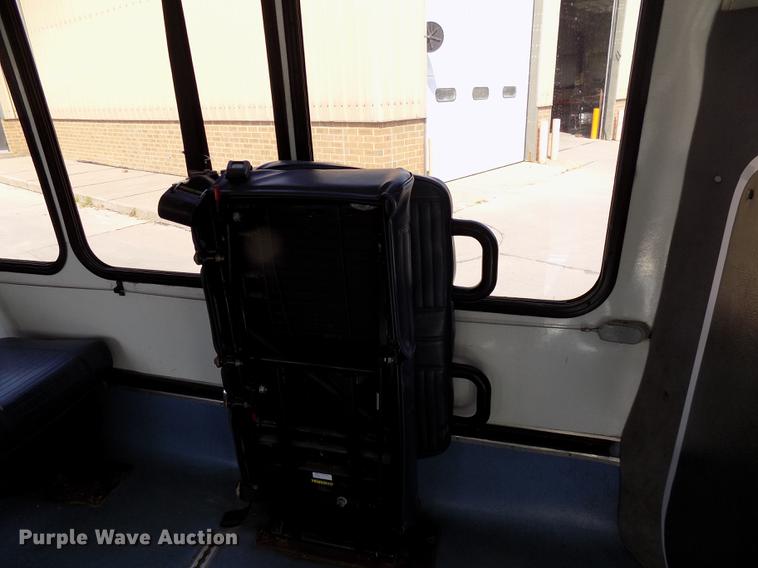 image for item DC4915 2006 Ford E450 Super Duty shuttle bus