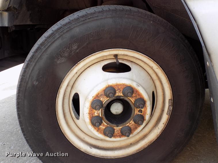 image for item DC4915 2006 Ford E450 Super Duty shuttle bus