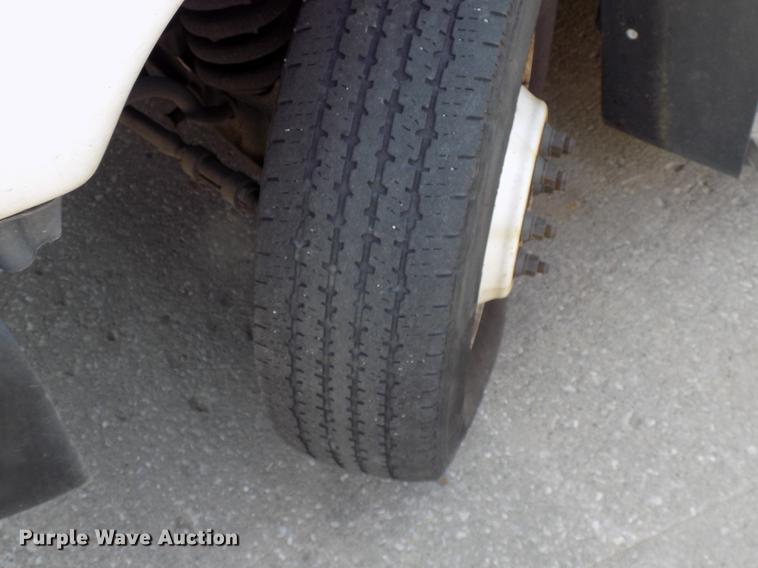 image for item DC4915 2006 Ford E450 Super Duty shuttle bus