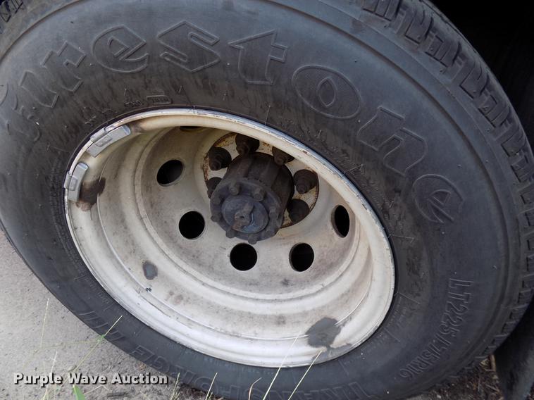 image for item DC4915 2006 Ford E450 Super Duty shuttle bus