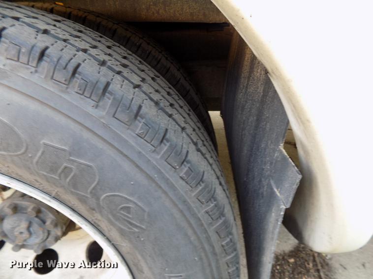 image for item DC4915 2006 Ford E450 Super Duty shuttle bus