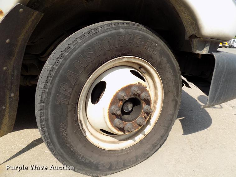 image for item DC4915 2006 Ford E450 Super Duty shuttle bus