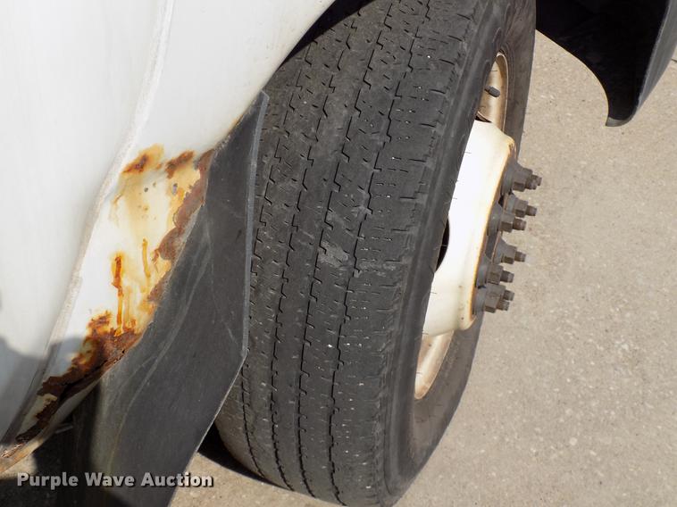 image for item DC4915 2006 Ford E450 Super Duty shuttle bus