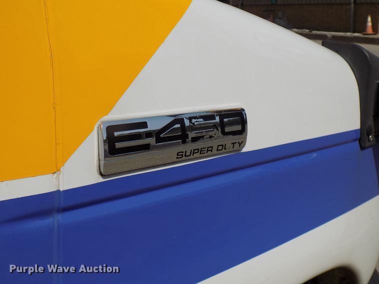 image for item DC4915 2006 Ford E450 Super Duty shuttle bus