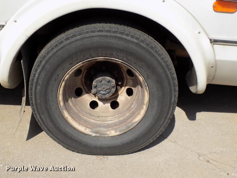 image for item DC4915 2006 Ford E450 Super Duty shuttle bus