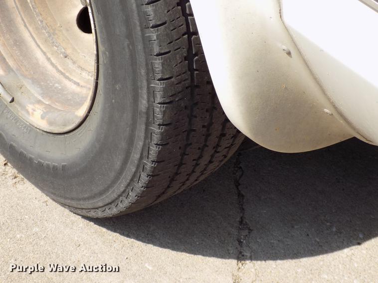 image for item DC4915 2006 Ford E450 Super Duty shuttle bus