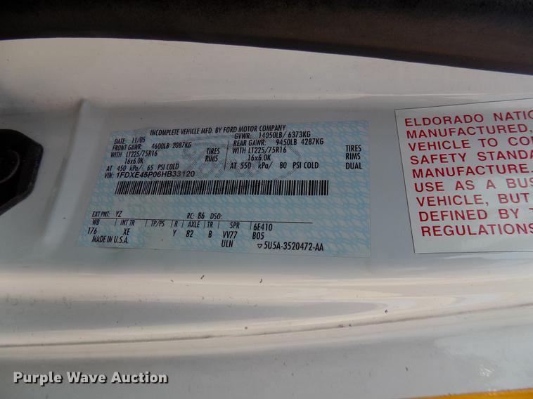 image for item DC4915 2006 Ford E450 Super Duty shuttle bus