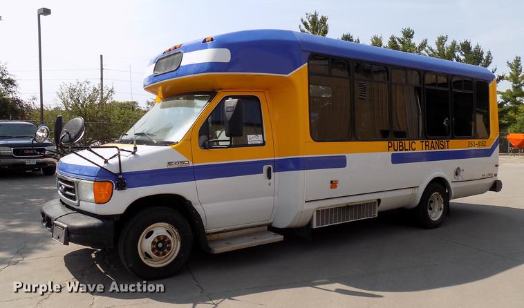 image for item DC4916 2006 Ford E450 Super Duty shuttle bus