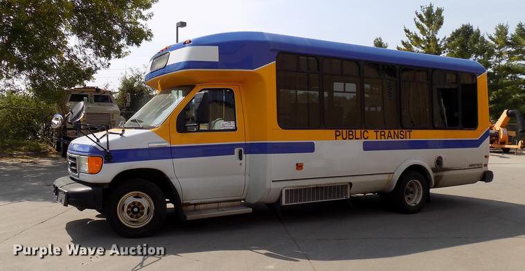 image for item DC4916 2006 Ford E450 Super Duty shuttle bus