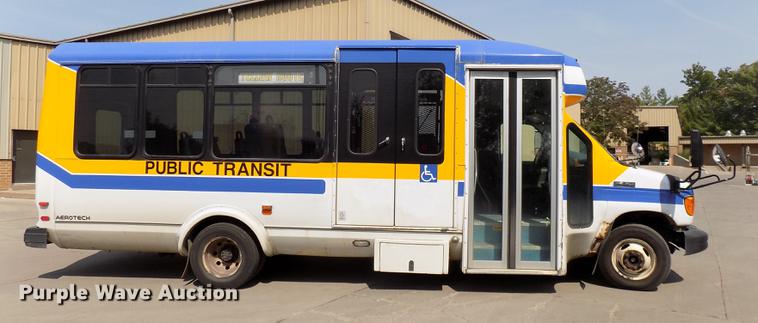 image for item DC4916 2006 Ford E450 Super Duty shuttle bus