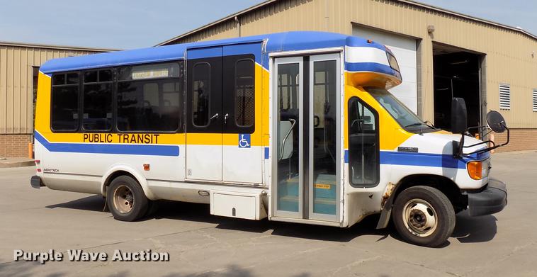 image for item DC4916 2006 Ford E450 Super Duty shuttle bus