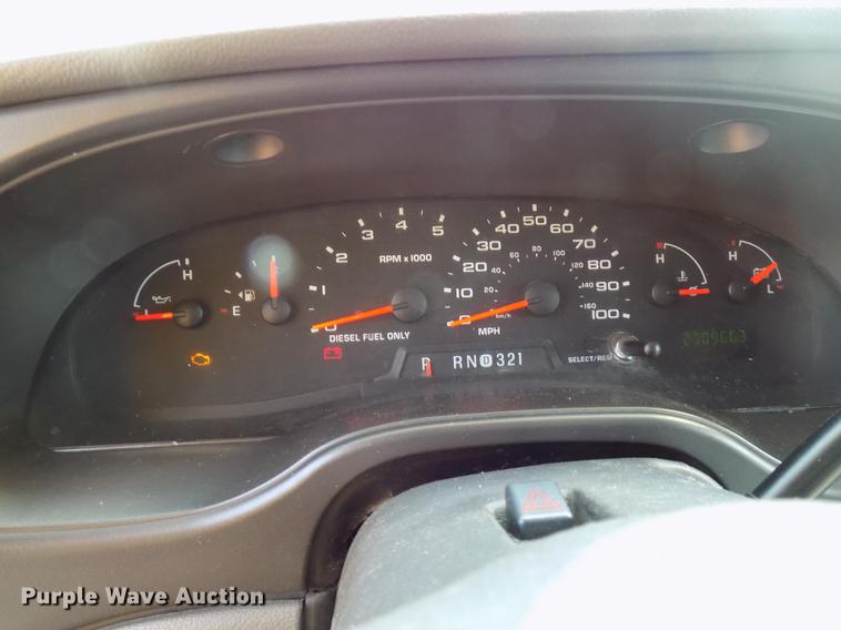 image for item DC4916 2006 Ford E450 Super Duty shuttle bus