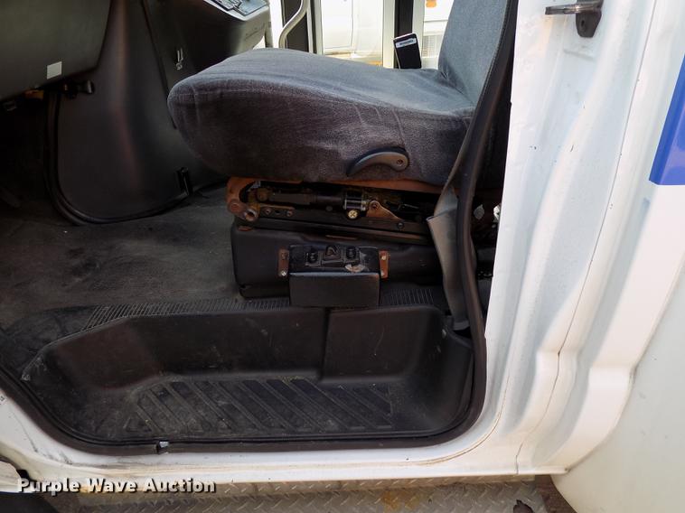 image for item DC4916 2006 Ford E450 Super Duty shuttle bus