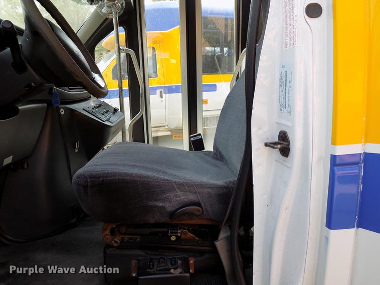 image for item DC4916 2006 Ford E450 Super Duty shuttle bus