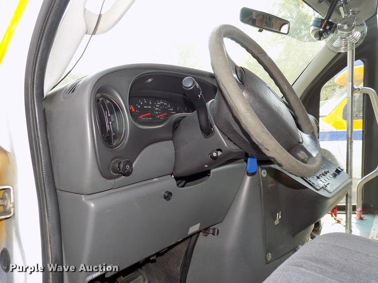 image for item DC4916 2006 Ford E450 Super Duty shuttle bus