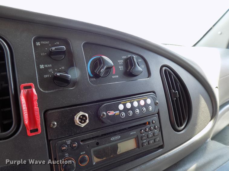 image for item DC4916 2006 Ford E450 Super Duty shuttle bus