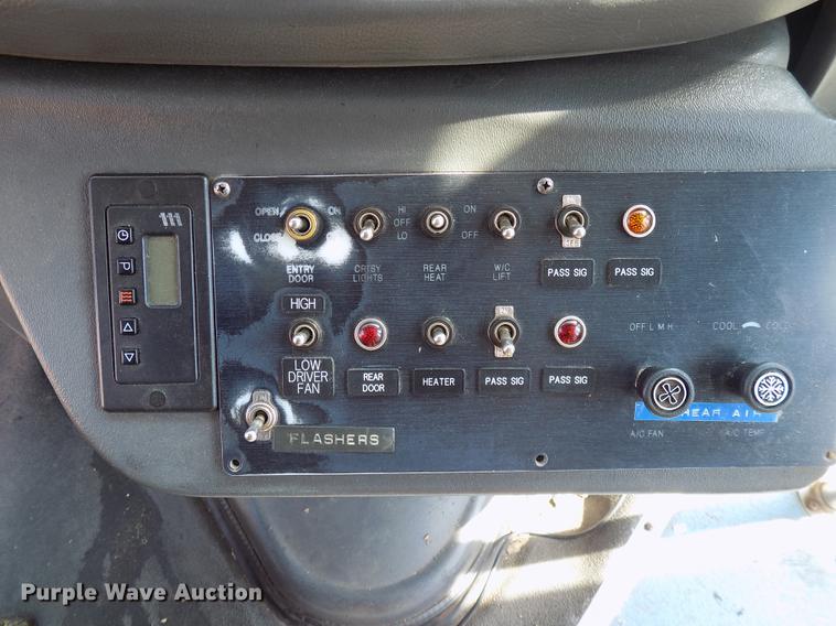 image for item DC4916 2006 Ford E450 Super Duty shuttle bus