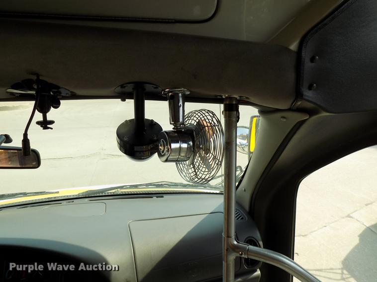 image for item DC4916 2006 Ford E450 Super Duty shuttle bus