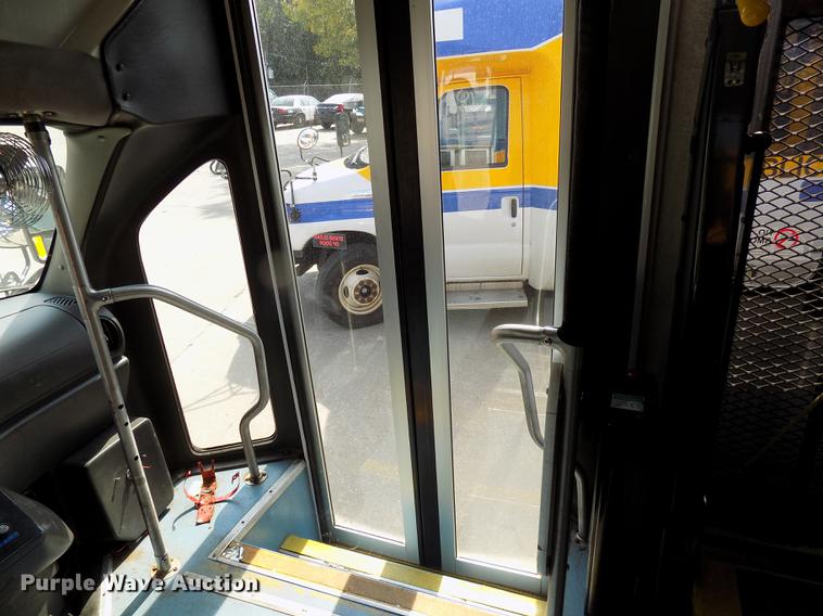 image for item DC4916 2006 Ford E450 Super Duty shuttle bus