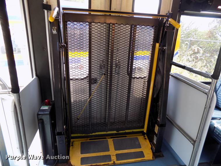 image for item DC4916 2006 Ford E450 Super Duty shuttle bus