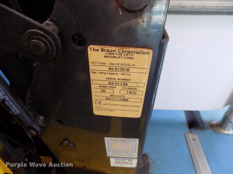 image for item DC4916 2006 Ford E450 Super Duty shuttle bus